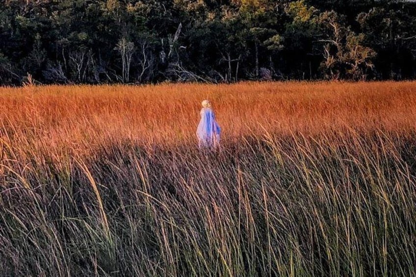 Una persona caminando entre hierba alta en un campo. 1
