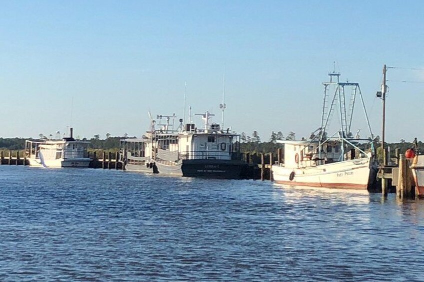 Un puerto deportivo con varios barcos amarrados al muelle. 4