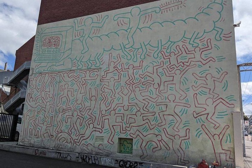 Una pared con un diseño laberíntico y grafitis. 4