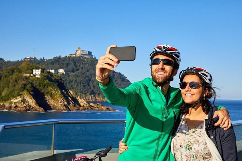 Una persona tomándose un selfie con un hermoso paisaje costero. 3
