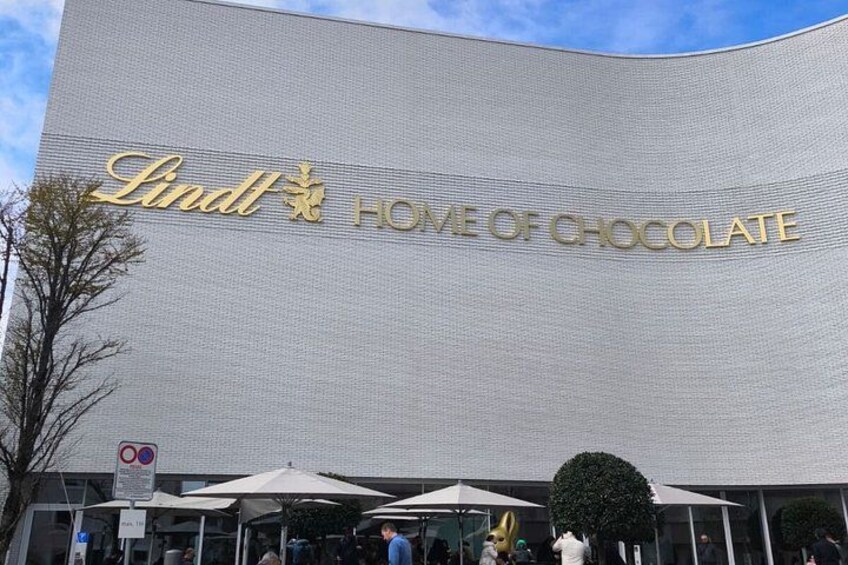 Fasaden på Lindts chokladmuseum, med en klar himmel i bakgrunden. 2