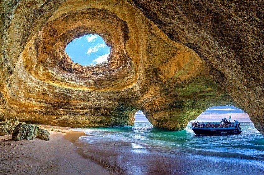 Portimão: Benagil caves and Dolphins • Marine Biologist on board 1