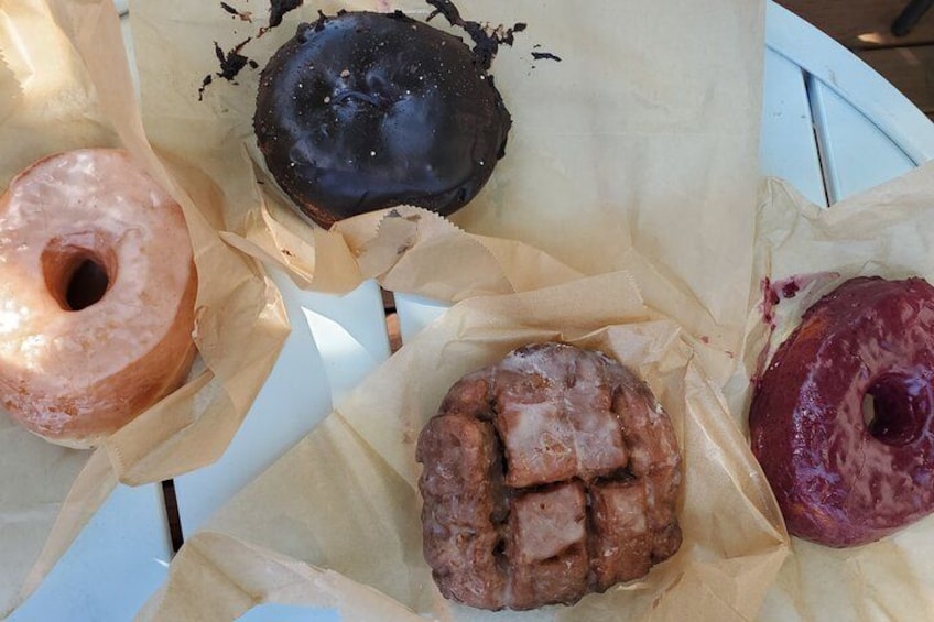 Variedad de rosquillas sobre una mesa. 2