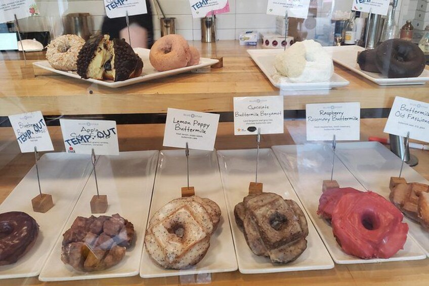 Varias donas con etiquetas. 3