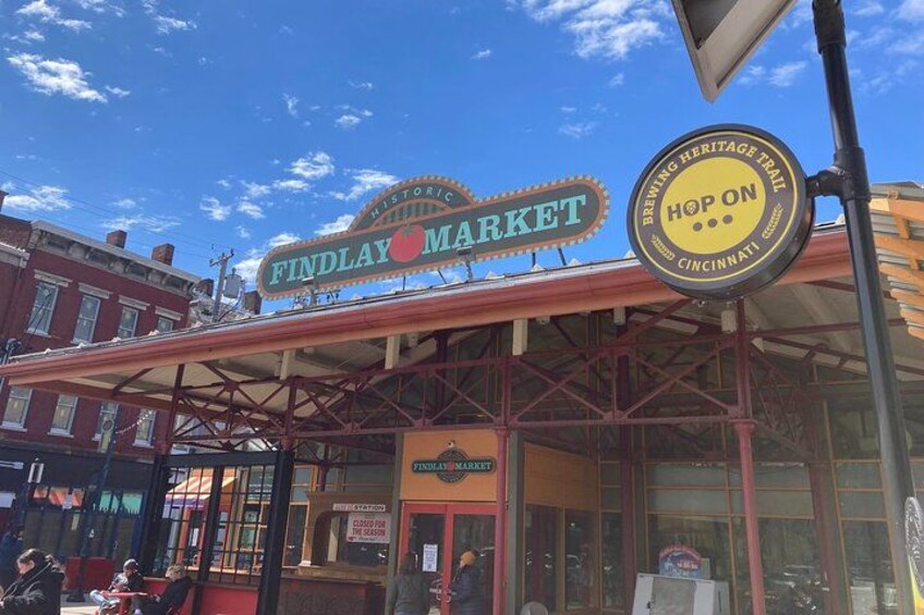 Findlay Market, met een bordje voor Historische Markt en Hop On Hop Off Cincinnati. 2