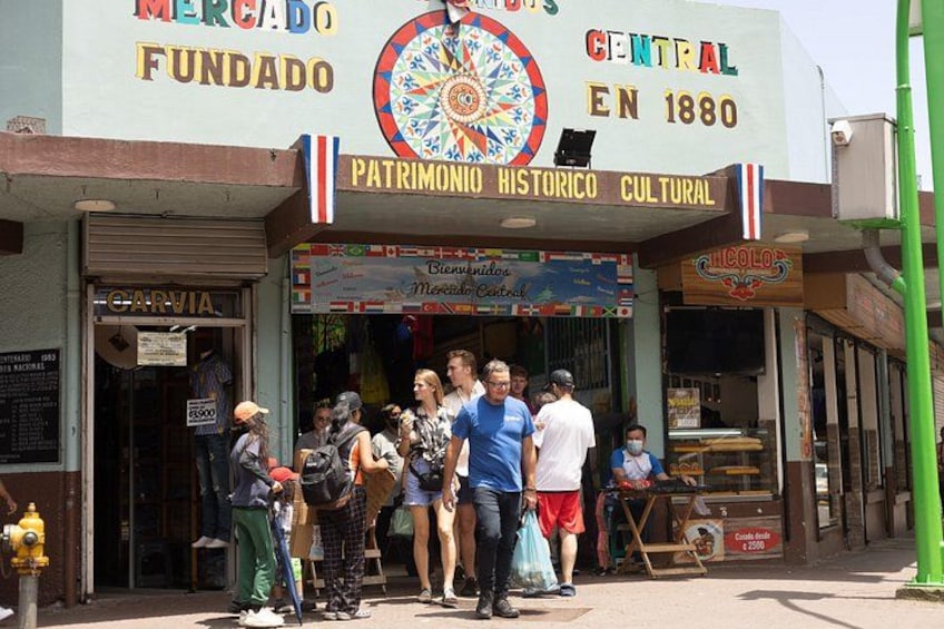 A street scene with a building labeled 'Mercado Central EN 1880' and 'Patrimonio Historico Cultural.' 4