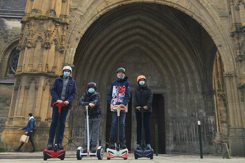 Our cameras are limited to let you admire the large spiers of this Bayonne cathedral. 2