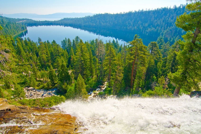 Un río serpentea por una zona boscosa con un lago al fondo. 5