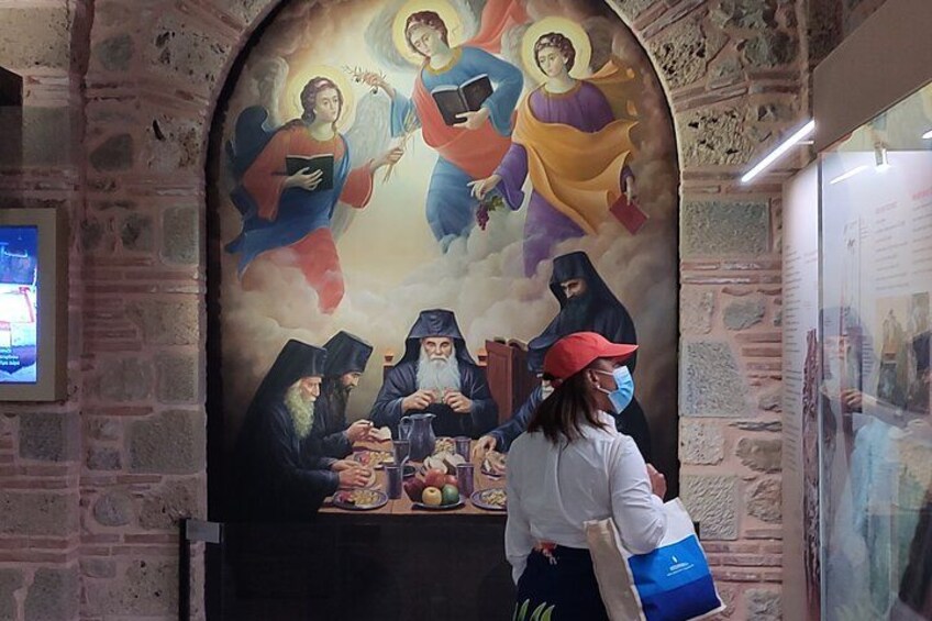 Et mural med religiøse figurer og et bord med mad på. 3