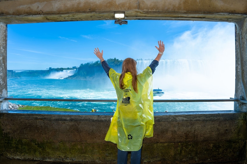  Niagara Falls Day & Night Small Group Tour With Dinner at the Falls 4