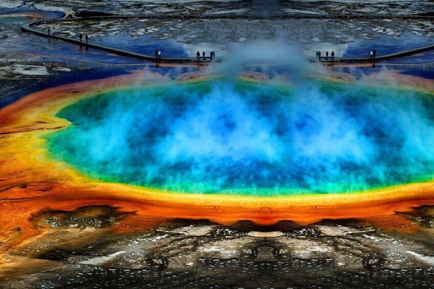 Een geothermische bron met levendige kleuren en stoom die opstijgt. 1