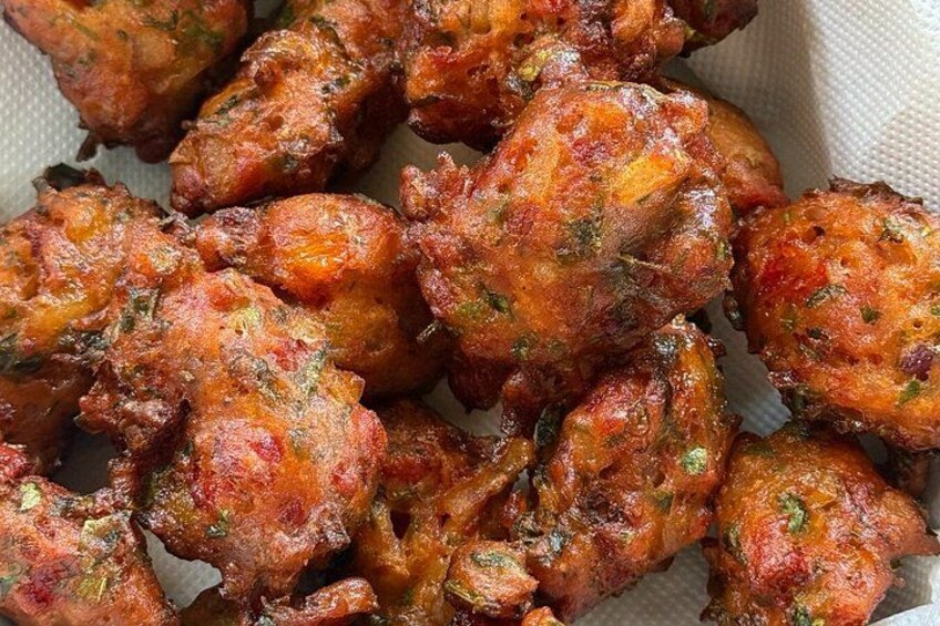 Nahaufnahme von frittiertem Hähnchen mit knuspriger, gewürzter Panade. 2