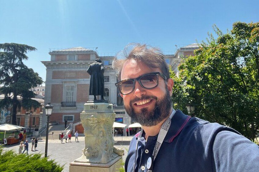 Une personne prenant un autoportrait avec une statue en arrière-plan. 3