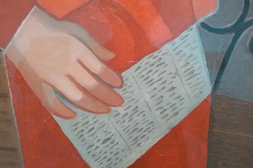 Una mano sosteniendo un pedazo de papel con texto. 3