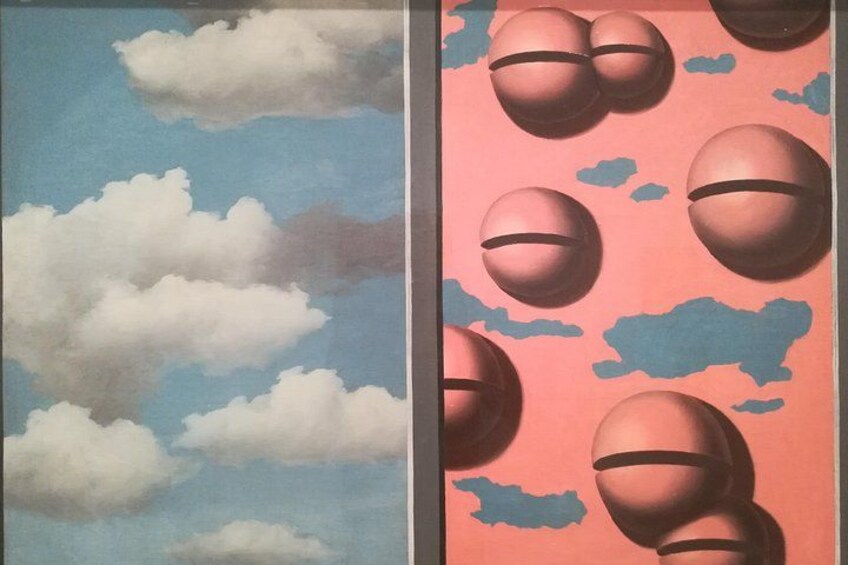 Un cielo con nubes y una pared con formas esféricas. 4