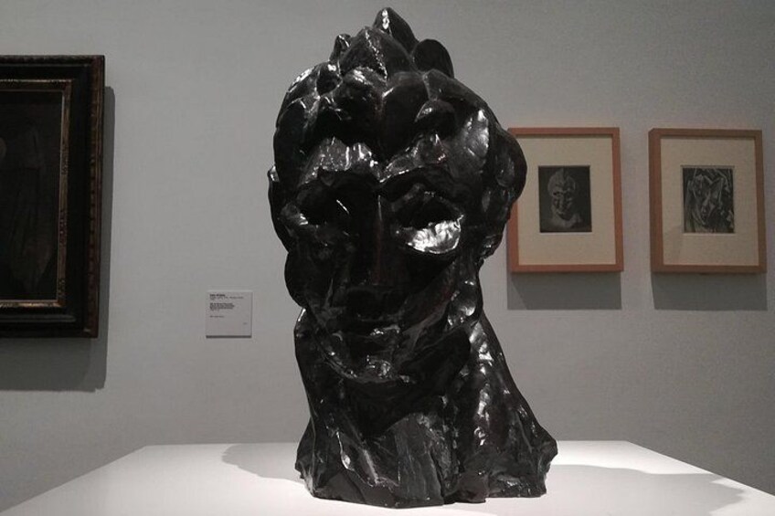 Una escultura sobre un pedestal en una galería de arte. 5