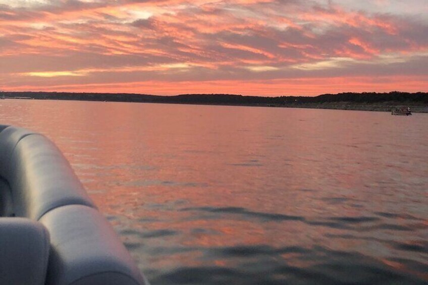 Un barco sobre aguas tranquilas bajo un cielo al atardecer. 2