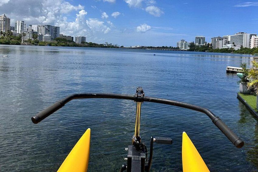 Un kayak con uno skyline cittadino sullo sfondo. 2