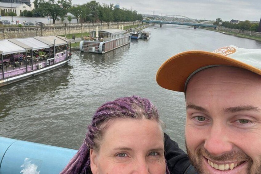 Une rivière avec des bateaux, un pont et des bâtiments en arrière-plan. 2