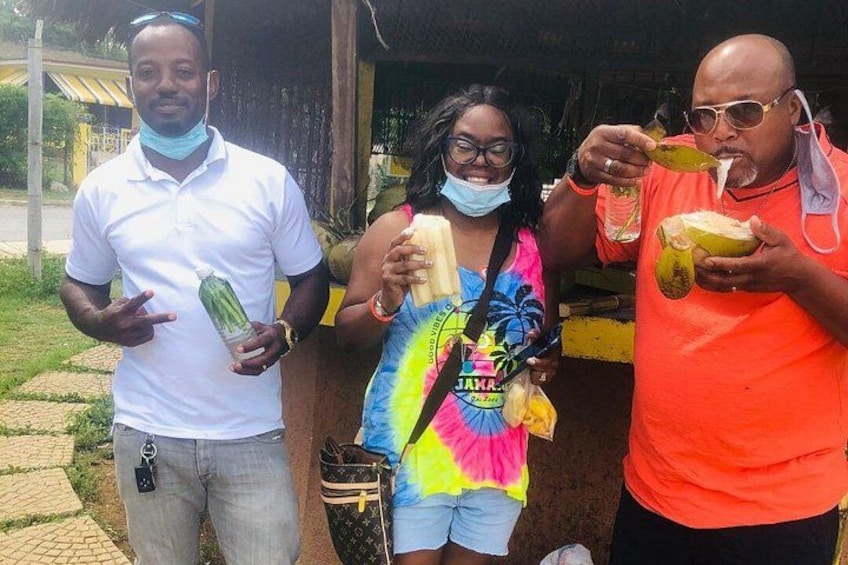 Tre persone all'aperto, una tiene una bottiglia, un'altra una banana e la terza un bicchiere. 5