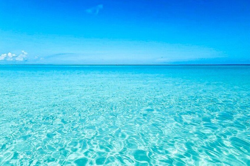 Acqua turchese cristallina, un cielo azzurro intenso e un orizzonte lontano. 2