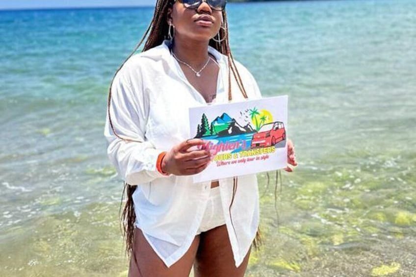 Una persona sostiene un folleto colorido en una playa con agua cristalina. 5