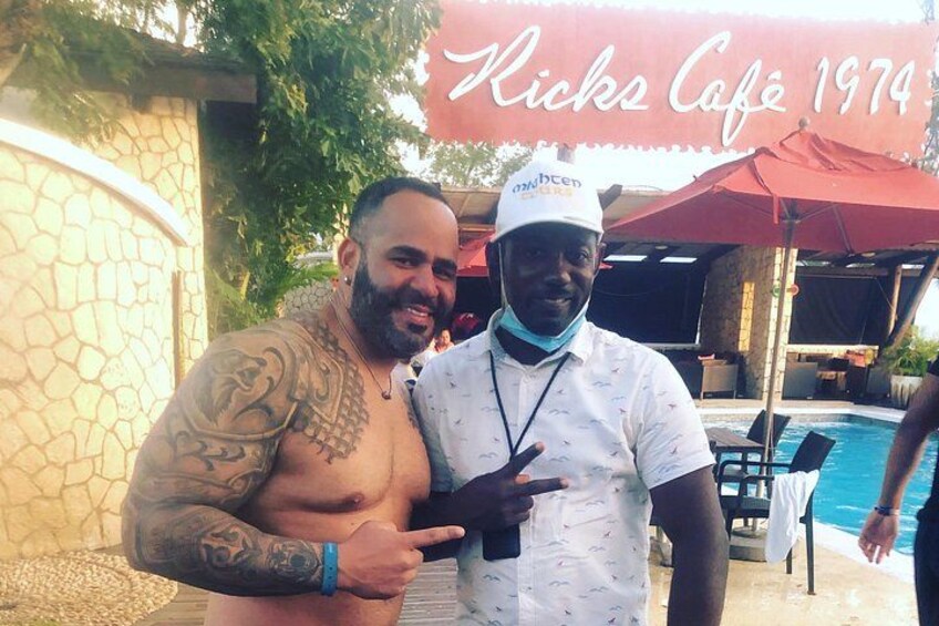 Due persone vicino a una piscina, con un cartello che riporta 'Ricks Café 1974'. 4