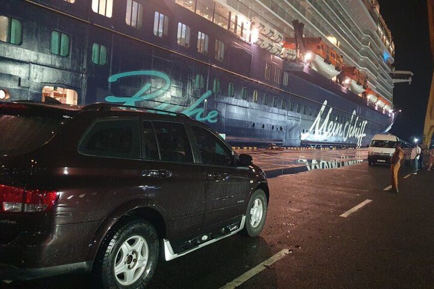 Un navire de croisière baptisé « Mein Schiff » a accosté dans un port, et un VUS de couleur sombre était garé devant. 2