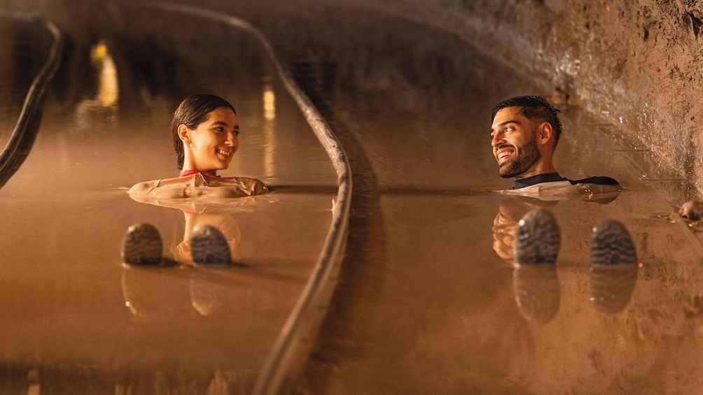 Twee personen in een warmwaterbron. 1