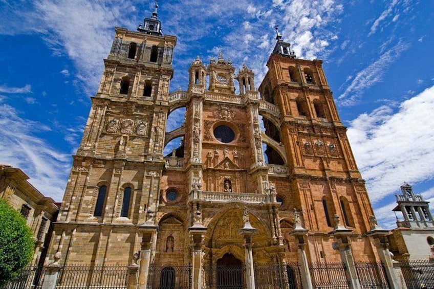 Un'antica cattedrale con due imponenti torri e dettagli architettonici elaborati. 1