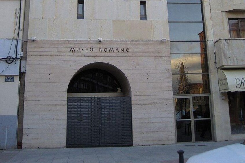 Un bâtiment sur lequel on peut lire l’inscription « MUSEO ROMANO » et qui possède une entrée en arc de cercle. 2
