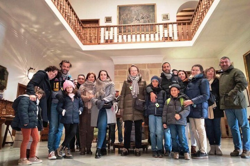Un groupe de personnes à l’intérieur, un escalier et un mur en pierre. 5