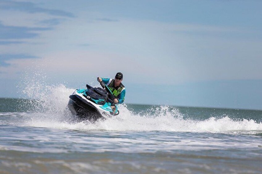 Una persona che guida un jet ski sull'acqua. 1