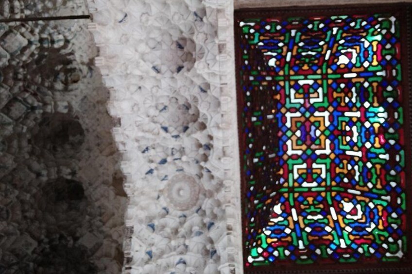 Een mozaïekwand en een glasraam. 3