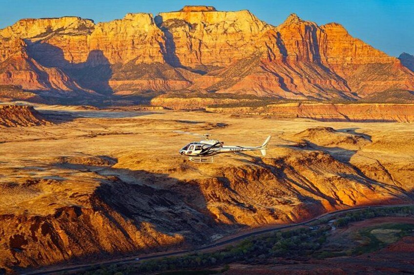 Un helicóptero en un paisaje desértico con montañas al fondo. 4