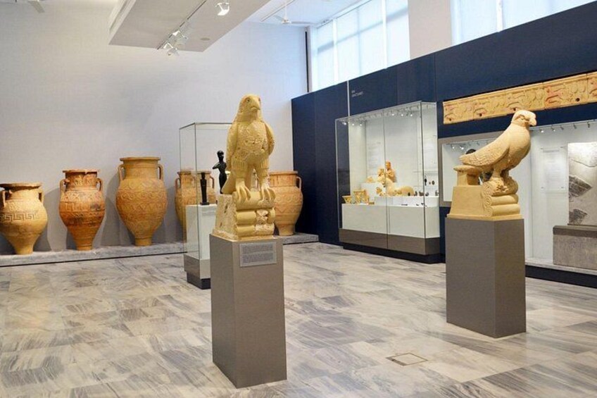 Een museuminterieur met oude aardewerk en stenen beelden. 5