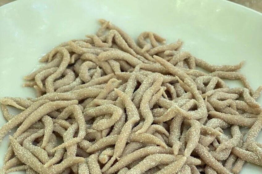 Un plato de pasta cubierta de azúcar. 3
