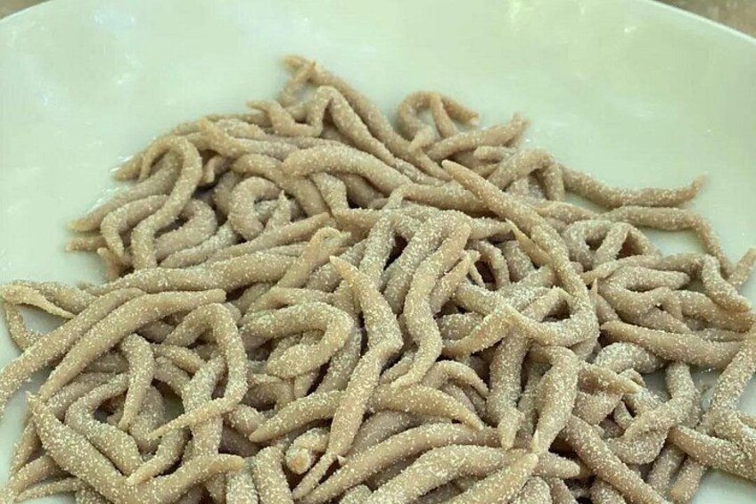 A plate of sugar-coated pasta. 2