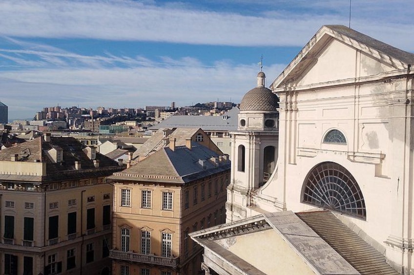 Un paisaje urbano con edificios históricos, incluyendo una iglesia destacada con cúpula y ventanas de arco. 2