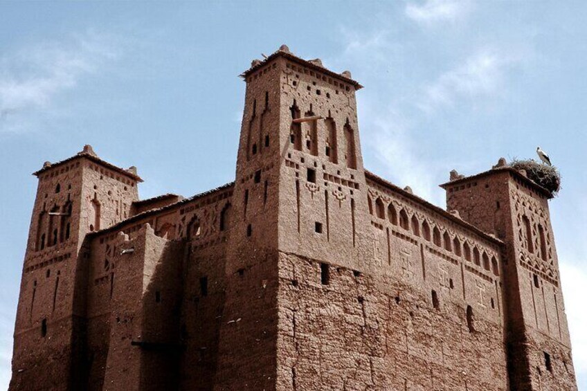 Un edificio de piedra grande e histórico con dos torres destacadas y un patio central. 2