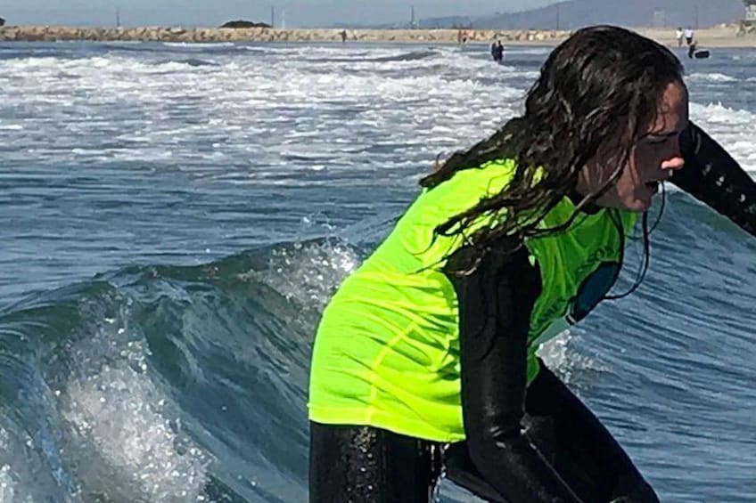 Una persona che fa surf su un'onda. 4