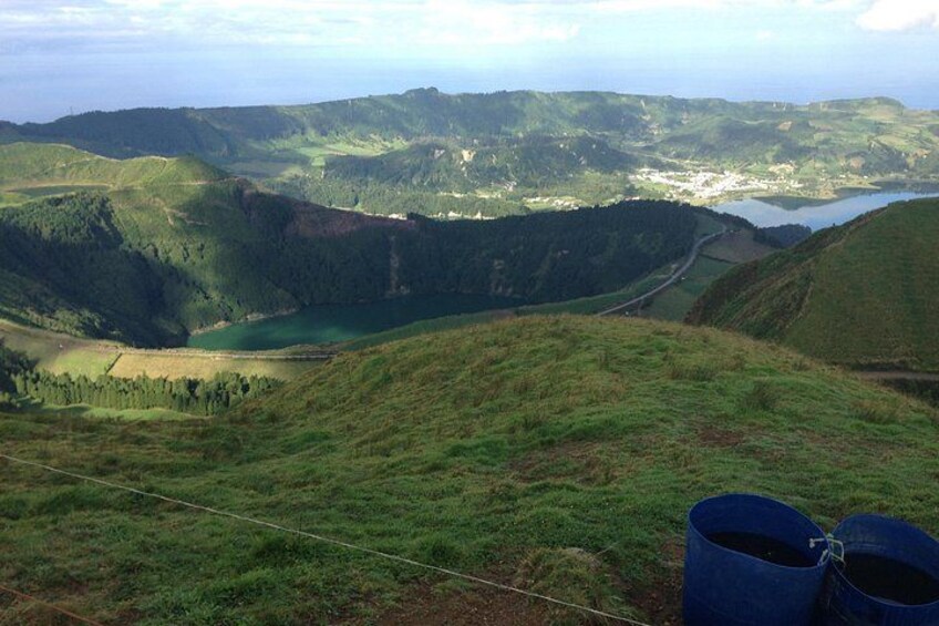 Une vallée avec un lac, des collines ondoyantes et une route. 5