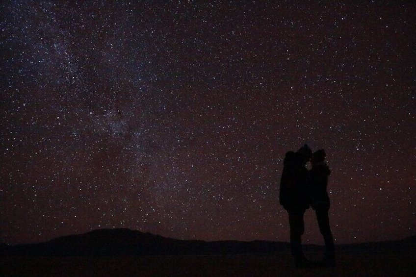 Un couple se détachant sur le ciel étoilé de la nuit. 3