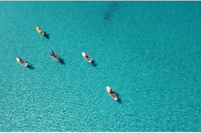 Un mar turquesa con cinco barcos. 2