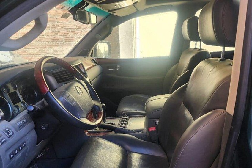 Interior de coche con asientos de cuero, volante y salpicadero. 3