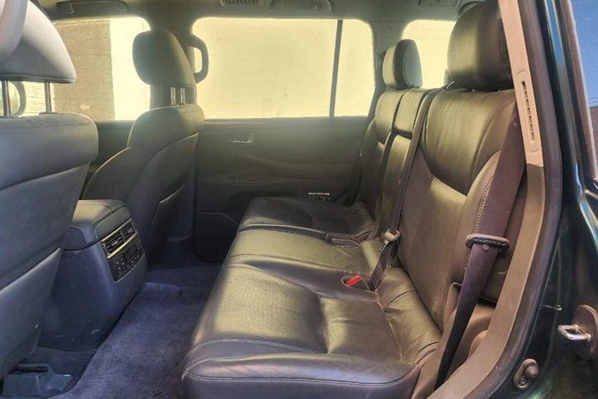 Interior de un coche con asientos de cuero y techo solar. 2