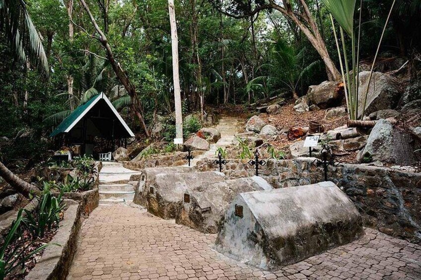 Pirates tomb on Moyenne Island 2