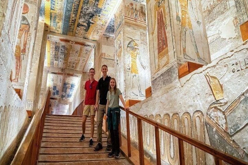 Una escalera con jeroglíficos y arte mural egipcio antiguo. 3