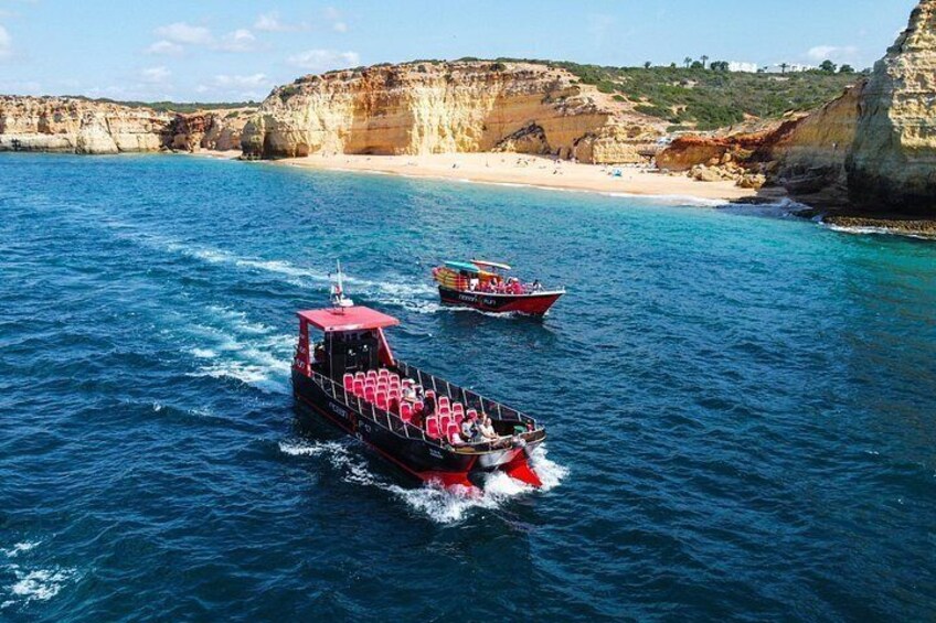 Deux bateaux sur une mer calme, avec des falaises en arrière-plan. 4