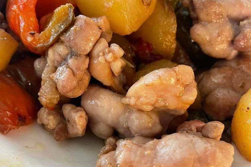 Un primo piano di un piatto con diversi ingredienti, tra cui sembra esserci frutta secca e forse anche delle verdure. 1